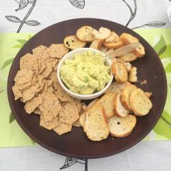 Fegg with bread and crackers